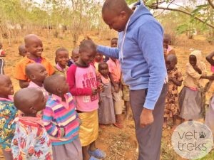 Simon teaches children kindness in Kenyan | Vet Treks Foundation